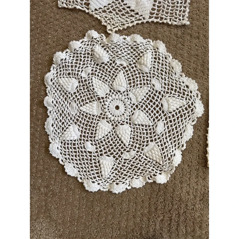 Vintage White Hand Crochet Lace Table Runner and Doily Lot 5pc Floral Victorian